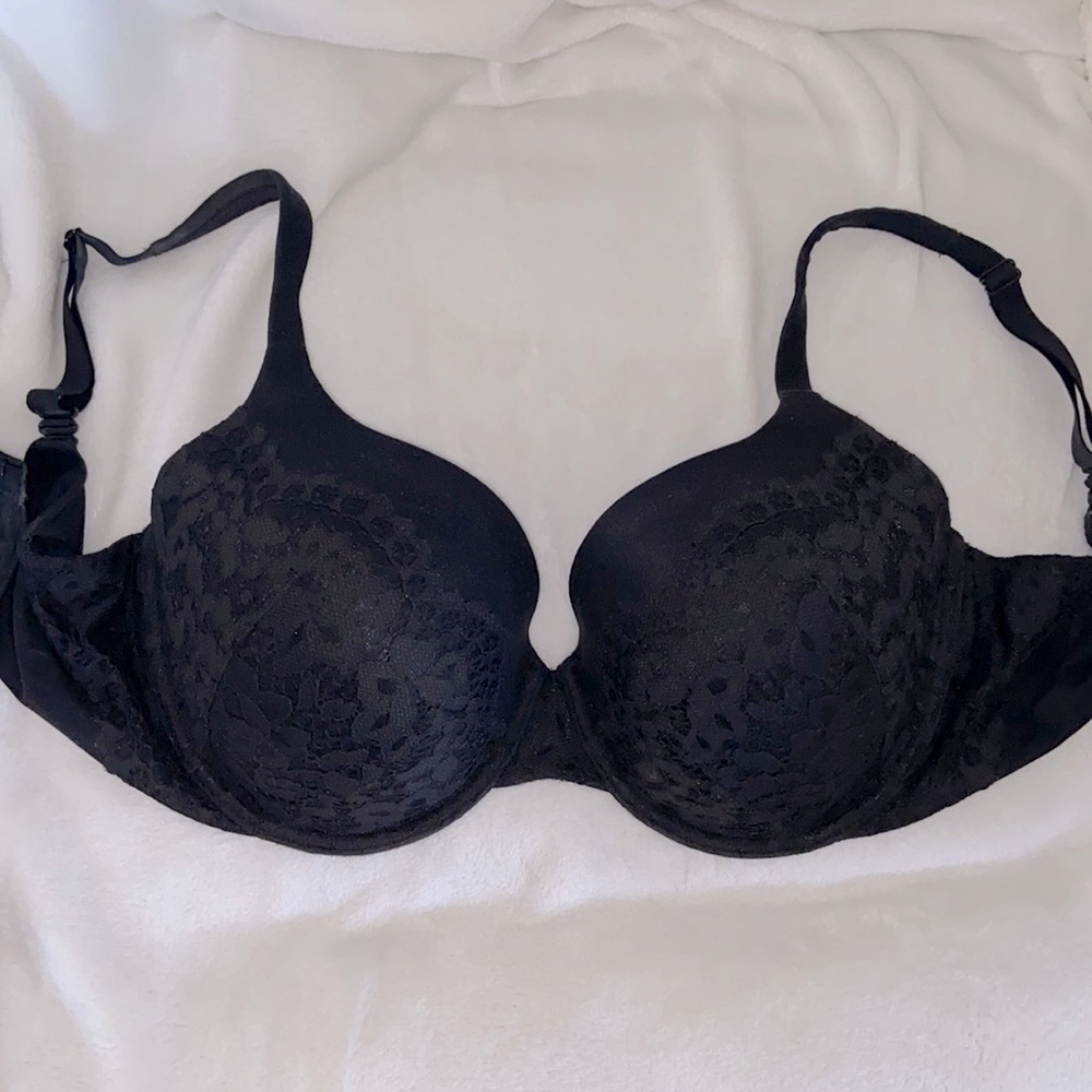 Victoria’s Secret black lace bra 34DDD
